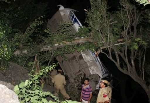 مقتل 16 هنديا بانقلاب شاحنة في كشمير

