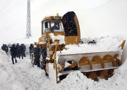 الثلوج تعزل الجبل والداخل في لبنان وشكوى من فقدان مادة المازوت في بعض المناطق