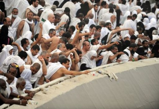 حجاج بيت الله الحرام يواصلون مناسكهم في منى
