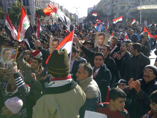 المتظاهرون في دمشق : شعبنا أقوى من جيوشهم