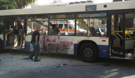 الحافلة الصهيونية التي تعرضت للتفجير 