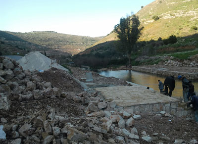 فرقة تعمل على البحث عن القنبل العنقوية في وادي الحجير