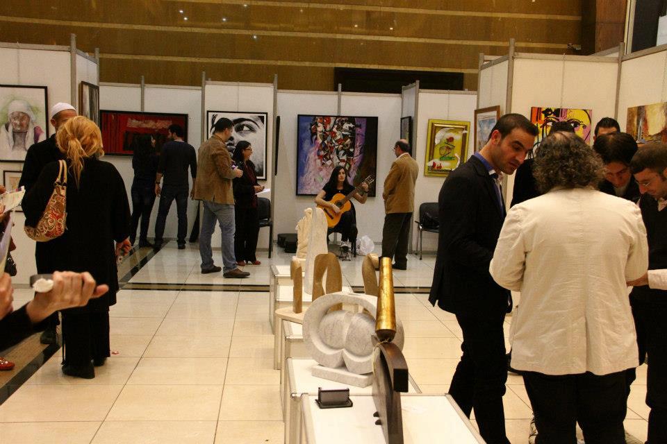 اللوحات تتخذ زاوية من جمال في معرض بيروت للكتاب