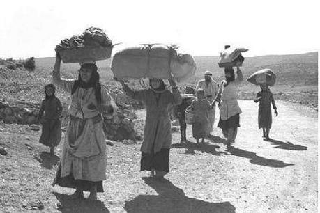 فلسطينييون يهجرون بيوتهم خلال نكبة العام 1948