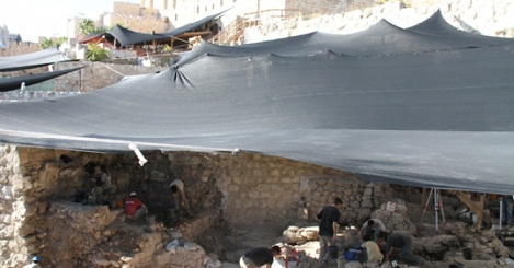 فريق من علماء أثار يهود ينقبون في المسجد الأقصى