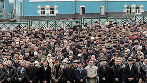 مسلمو موسكو في أحد المساجد