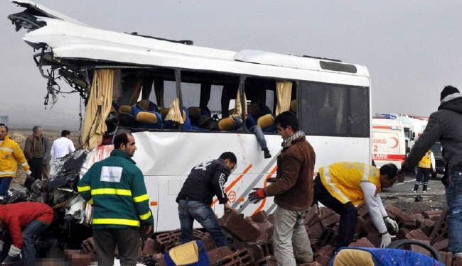 36 قتيلا في حادث سقوط حافلة ركاب من على جسر في ايطاليا
