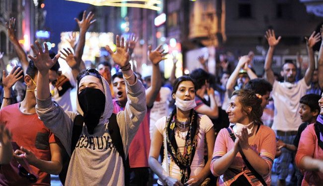 تركيا: الإحتجاجات تدخل اسبوعها الرابع والحكومة تعلن عن استفتاء على مشروع 