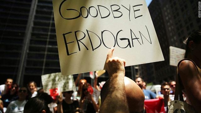 الحكومة التركية تهدد بنشر الجيش لقمع المتظاهرين وأكثر من 11 نقابة تشارك بالاضراب