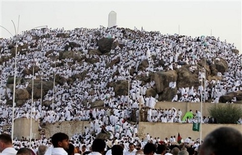 حجاج بيت الله الحرام يتوافدون الى عرفات لبدء مناسك الحج غداً