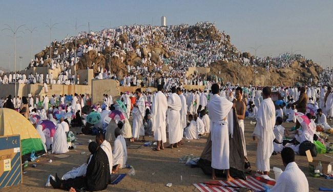 الحجاج يواصلون مناسك الحج من منى برمي جمرة العقبة الكبرى

