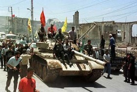 شباب المقاومة مع حشود الأهالي بعد اندحار الجيش الصهيوني العام 2000