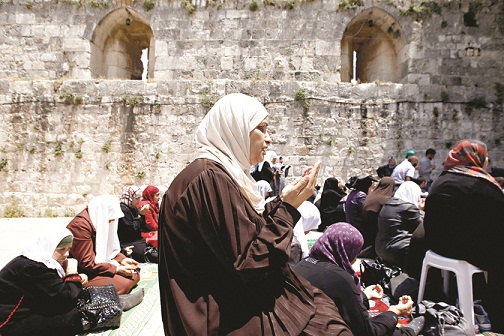 فلسطينيات منعن من دخول المسجد الأقصى يوم أمس