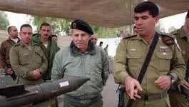 العميل انطون لحد مع غابي اشكنازي في محور لجيش لحد قبل انهياره في العام 2000