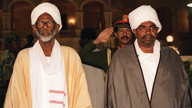 الرئيس السوداني يلتقي بالترابي للمرة الاولى منذ سنوات
   
