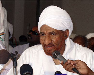 الافراج عن الزعيم السوداني المعارض الصادق المهدي بعد حبسه لمدة شهر
   
