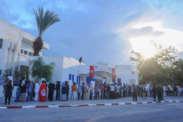انطلاق أول حملة للإنتخابات الرئاسية بعد الثورة في تونس