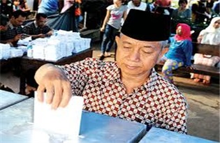 فتح مكاتب الاقتراع في الانتخابات التشريعية في اندونيسيا
