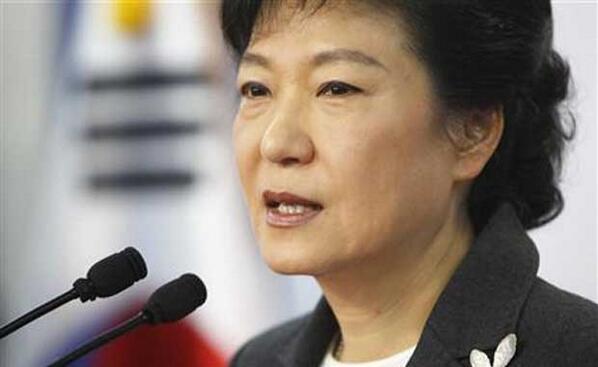 رئيسة كوريا الجنوبية تعتذر للشعب عن كارثة العبارة وتحل جهاز خفر السواحل