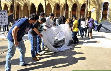 خيم في «الأميركية».. ضد زيادة الأقساط