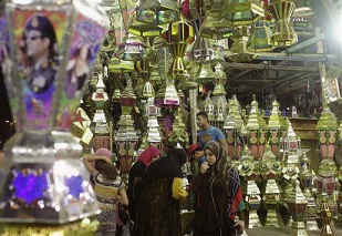 فانوس رمضان..تقليد مصري يضيء ليالي الشهر الأنيسة