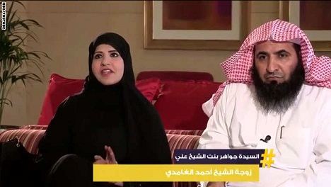 جدل كبير حول ظهور زوجة الغامدي دون نقاب : رأي السعوديين الحقيقي بالحجاب تعرفه في السفر