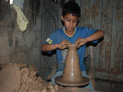 أصغر صانع للفخار بغزة.. طفل في التاسعة