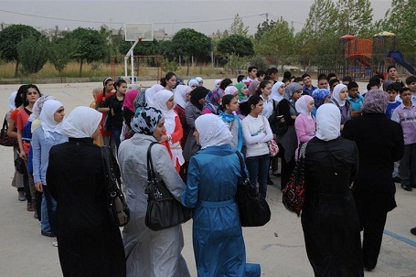 طلاب سورويون في إحدى المدارس في لبنان