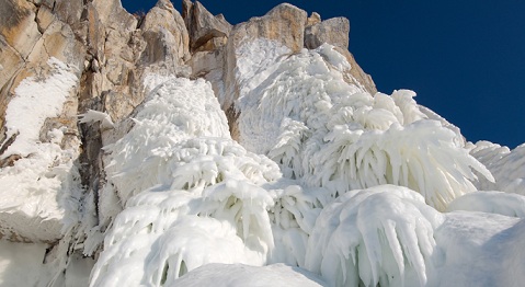 كهوف من الجليد في بحيرة بيكال في سيبيريا