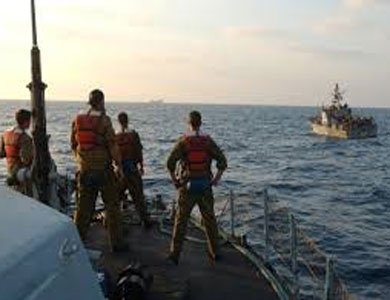 
البحرية الايطالية تنقذ سفينة شحن على متنها 450 مهاجرا