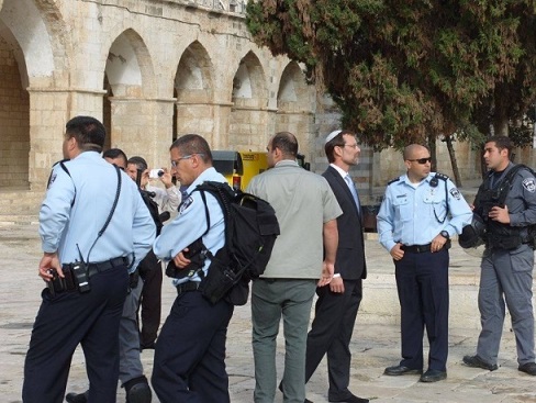نائب رئيس الكنيست يدنس الأقصى وإصابات وإعتقالات بالقدس المحتلة
