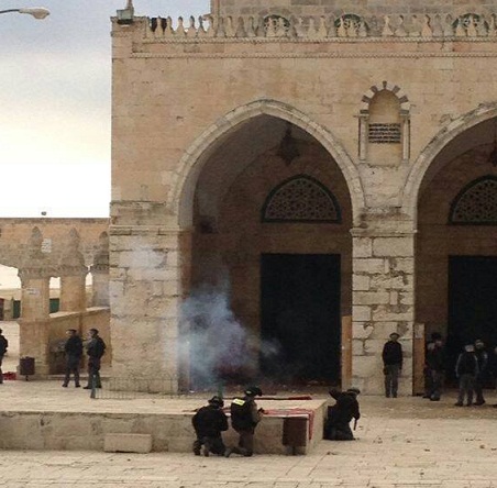 مواجهات بين الاحتلال والفلسطينيين بعد اقتحامه باحات الاقصى