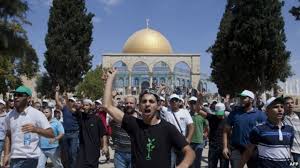 العشرات يعتكفون في القدس وإجراءات الاحتلال تحول من دخولهم المسجد الأقصى
