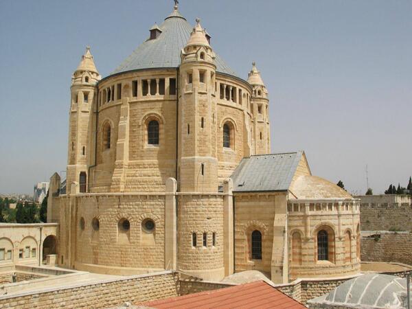 حريق متعمد داخل كنيسة كاثوليكية في القدس خلال زيارة البابا