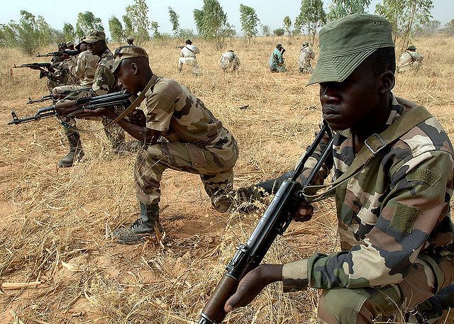 الجيش النيجيري  يعتقل ستة اشخاص بعد هجوم على قاعدة عسكرية في دلتا النيجر