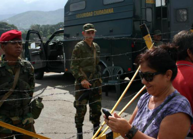 فنزويلا تغلق قسماً من حدودها مع كولومبيا بعد كمين اصيب خلاله ثلاثة عسكريين ومدني