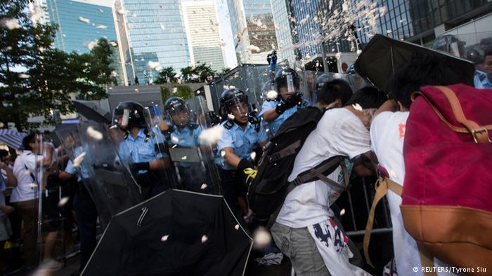 قوات الأمن في #هونج_كونج تطلق طلقات تحذيرية بعد اشتباكات دامية