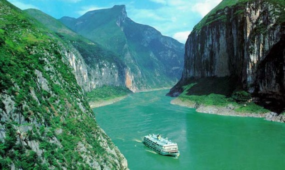 غرق سفينة على متنها اكثر من 450 شخصا في نهر يانغتسي الصيني