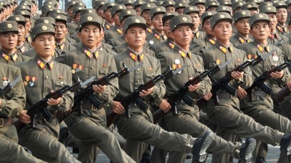 عرض عسكري كبير في كوريا الشمالية بالذكرى السبعين لتأسيس الحزب الحاكم