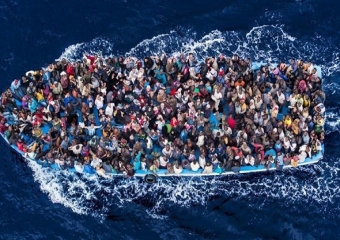 البحرية الاندونيسية تقتاد الى خارج مياهها الاقليمية سفينة تقل مهاجرين غير شرعيين