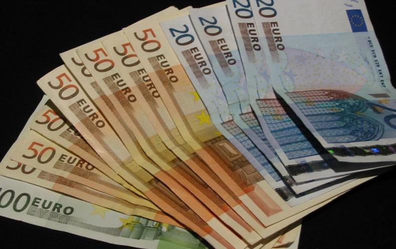 اليورو يبلغ اعلى مستوى منذ كانون الثاني/يناير مقابل الدولار ويتجاوز 1.17