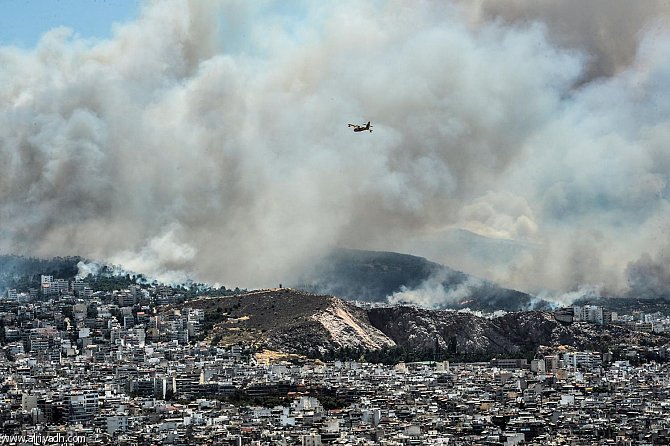 اليونان تكافح حرائق الغابات وفرنسا ترسل طائرات للمساعدة