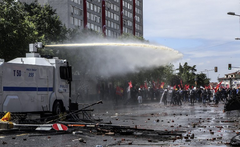 الشرطة التركية تستخدم قنابل الغاز لتفريق المتظاهرين امام صحيفة زمان المعارضة