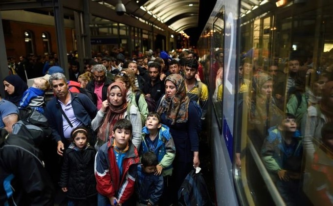 يونكر يدعو إلى توزيع 160 ألف لاجئ بشكل عاجل على دول #الاتحاد_الاوروبي