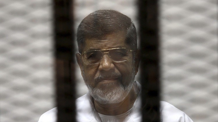 محكمة جنايات القاهرة تأجل النطق بالحكم على مرسي الى 16 حزيران/يونيو