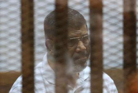 محكمة جنايات القاهرة تحكم بالمؤبد والاعدام على مرسي في قضيتي التخابر والسجون