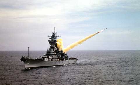 إطلاق طوربيدات متطورة من غواصات ومدمرات البحرية الايرانية