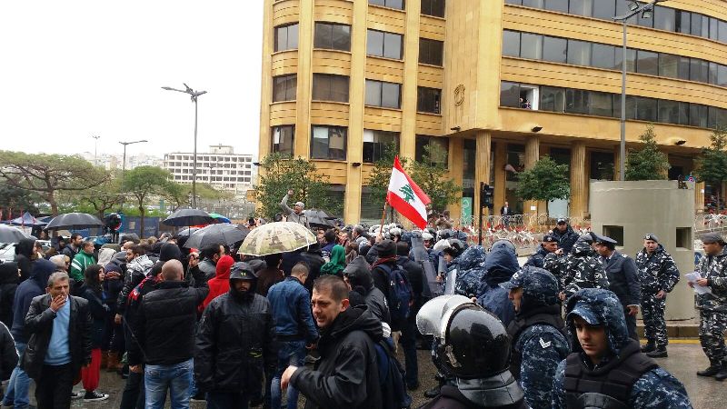 اعتصام للحراك المدني وسط بيروت احتجاجاً على الهدر ورفضاً لفرض ضرائب جديدة