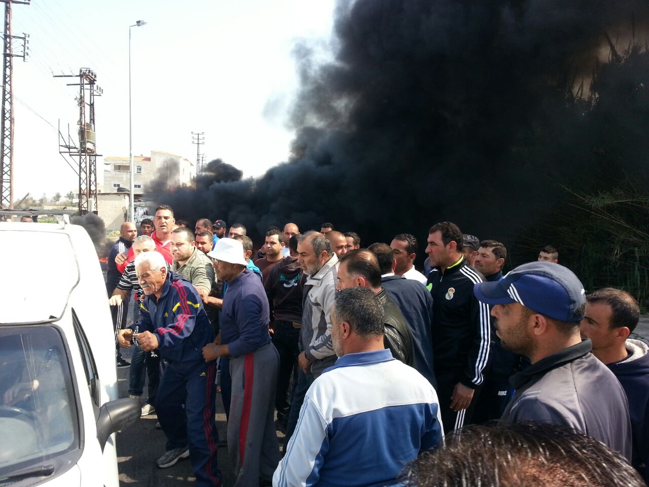 صيادون في الجنوب قطعوا الطريق احتجاجا على منع استخدام الكومبراسور في الصيد