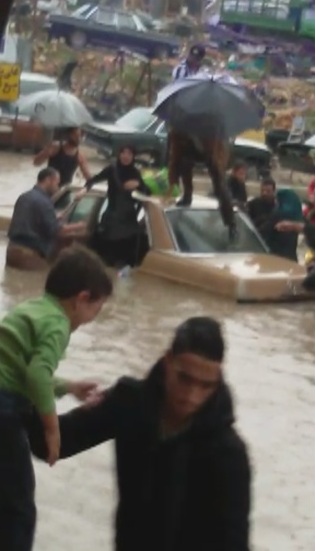 فيديو انقاذ مواطنين داخل سيارة غمرتها المياه في طرابلس